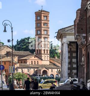 Roma – 31 agosto 2014: Vista alla Basilica di Santa Maria in Cosmedin in Piazza bocca della Verita, Piazza della bocca della verità, Roma, Italia. Quadrati Foto Stock
