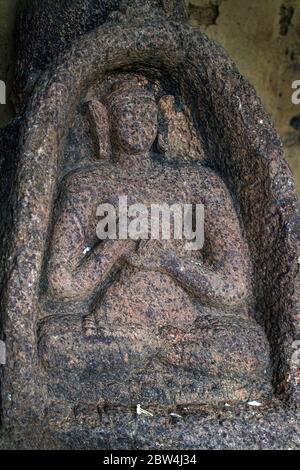 22 lug 2007 statua di Buddha in pietra arenaria sito scavato buddista patrimonio, Langudi Hill Orissa Foto Stock