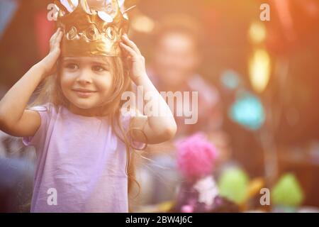 Compleanno di corona di carta per un baby-girl Foto stock - Alamy