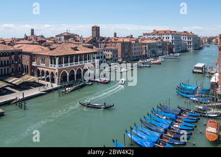 VENEZIA, ITALIA - MAGGIO 2020: Vista del mercato del pesce di Rialto e del Canal Grande il 2020 maggio a Venezia. Foto Stock