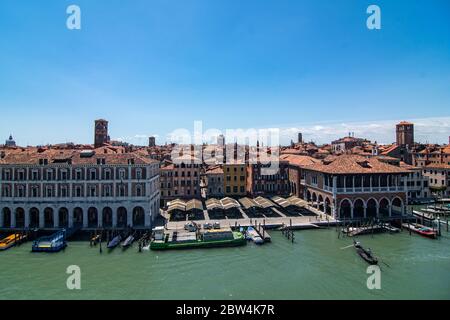 VENEZIA, ITALIA - MAGGIO 2020: Vista del mercato del pesce di Rialto e del Canal Grande il 2020 maggio a Venezia. Foto Stock