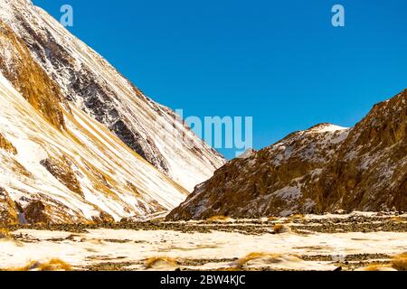 Montagne di Ladakh, India - viste panoramiche sulla cima dell'Himalaya. Bellezza naturale di Ladakh in India. Montagne di neve di Ladakh. Famoso luogo turistico. Foto Stock