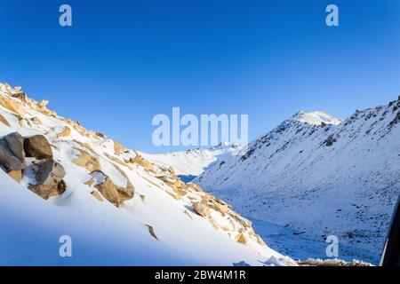 Fredde strade invernali coperte di montagne innevate in Ladakh, India. Paesaggio di bellezza naturale nella valle di Nubra, Ladakh, India. Famoso luogo turistico. Foto Stock