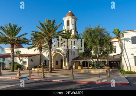 Laguna Hills, CA / USA – 16 novembre 2020: Edificio del centro amministrativo per la città di Laguna Hills nella contea di Orange, California, situato su El Toro Road. Foto Stock