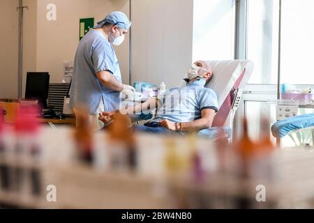 Brescia, Brescia, Italia. 29 maggio 2020. Coronavirus Emergency - fase due la donazione di sangue con nuove leggi sulla sicurezza donatori durante la donazione di sangue Credit: Matteo Biatta/ZUMA Wire/Alamy Live News Foto Stock