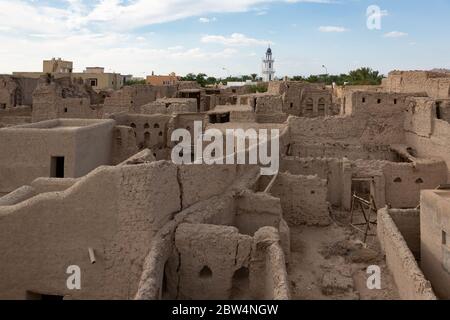 Vista sulla città vecchia in rovina Harat al Bilad di Manah, Oman verso una moschea Foto Stock