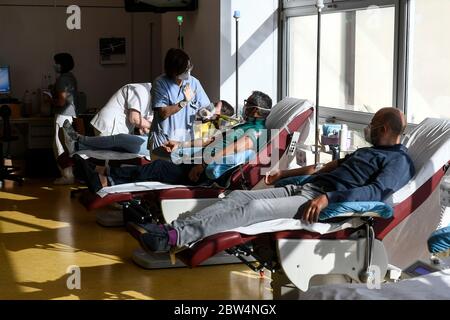 Brescia, Brescia, Italia. 29 maggio 2020. Coronavirus Emergency - fase due la donazione di sangue con nuove leggi sulla sicurezza donatori durante la donazione di sangue Credit: Matteo Biatta/ZUMA Wire/Alamy Live News Foto Stock