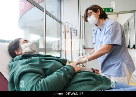 Brescia, Brescia, Italia. 29 maggio 2020. Coronavirus Emergency - fase due la donazione di sangue con nuove leggi sulla sicurezza donatori durante la donazione di sangue Credit: Matteo Biatta/ZUMA Wire/Alamy Live News Foto Stock