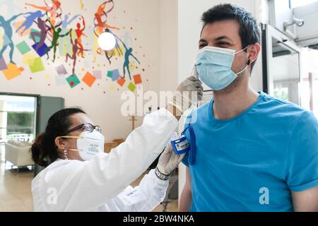 Brescia, Brescia, Italia. 29 maggio 2020. Coronavirus Emergency - fase due la donazione di sangue con nuove leggi sulla sicurezza controllo della temperatura prima della donazione Credit: Matteo Biatta/ZUMA Wire/Alamy Live News Foto Stock