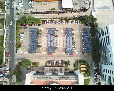 Parcheggio nel business center con pannello solare sopra la vista del drone Foto Stock