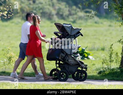 Tracy Britton, cinquanta anni madre con quadruplets al picnic, aprile 2019 Foto Stock