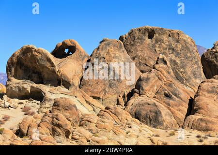 Arco loop rock da una distanza a Alabama Hills in Lone Pine, California Foto Stock