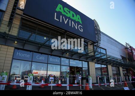 Londra del Nord, Regno Unito 29 maggio 2020 - il negozio Asda Living a Tottenham Hale, Londra del nord riapre dopo il blocco COVID-19. Il primo ministro Boris Johnson ha affermato che dal 15 giugno tutti i rivenditori non essenziali, compresi i negozi che vendono vestiti e i mercati interni, possono aprirsi poiché le restrizioni di blocco sono attenuate in Inghilterra dopo dieci settimane di blocco del coronavirus. Credit: Dinendra Haria/Alamy Live News Foto Stock