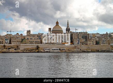 Velletta, lo skyline di Malta in un giorno di clody, da Sliema. La vista è dominata dalla cupola della Basilica di nostra Signora Monte del Carmelo Foto Stock