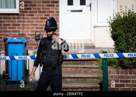 Manchester, Regno Unito. 29 maggio 2020. Un ufficiale di polizia rimane fuori dalla scena del crimine su Greenwood Road. Credit: Andy Barton/Alamy Live News Foto Stock