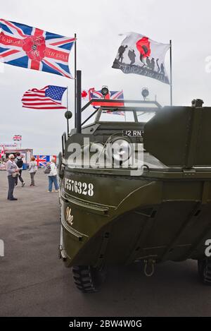 Veicoli militari esposti al South Parade Pier di Portsmouth, Hampshire, Inghilterra, Regno Unito, durante le celebrazioni del D-Day 75 nel giugno 2019. Foto Stock