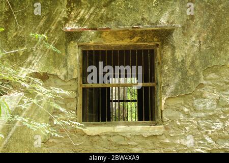 Vecchia finestra di legno con vecchio muro Foto Stock