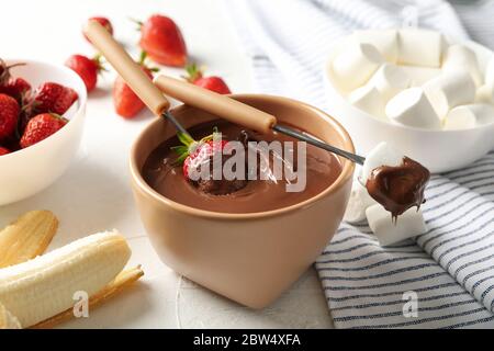 Marshmallow e fragola al cioccolato. Cibo dolce delizioso Foto Stock