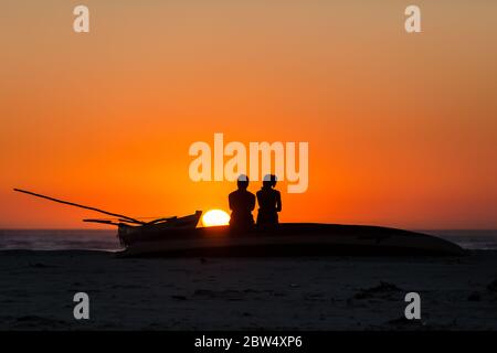 Silhouette coppia tramonto spiaggia oceano Foto Stock