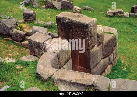 Pietre finemente tagliate che formano le pareti e la porta del sito archeologico di Sacsayhuaman a Cuzco. L'antica capitale dell'Impero Inca in Perù. Foto Stock