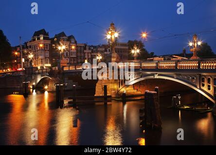 Blauwbrug - Ponte Blu - sul fiume Amstel ad Amsterdam. Paesi Bassi Foto Stock