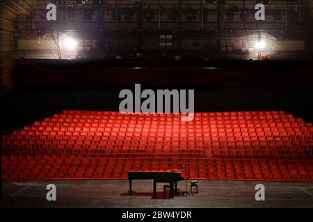 Sala da concerto vuota o posti a sedere e piano sul palco Foto Stock