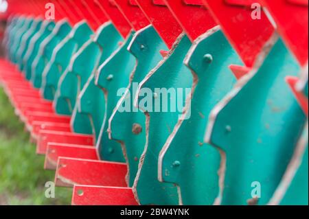 I dischi di erpice si formano in primo piano con sporcizia Foto Stock