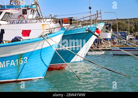 VALLETTA, MALTA - 5 NOVEMBRE 2019: Barche da pesca colorate nel villaggio maltese di Marsaxlokk Foto Stock