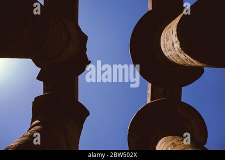 Dettaglio dei capitelli su colonne fatte dagli antichi Egiziani e luce solare al Tempio di Karnak vicino Luxor in Egitto. Foto Stock