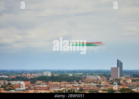 Bologna, Italia. 29 maggio 2020. Il team aeronautico italiano, frecce Tricolori, sorvola Bologna come parte delle celebrazioni per il 74a anniversario della proclamazione della Repubblica Italiana il 29 maggio 2020 a Bologna. Credit: Massimiliano Donati/Alamy Live News Foto Stock