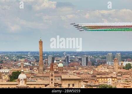 Bologna, Italia. 29 maggio 2020. Il team aeronautico italiano, frecce Tricolori, sorvola Bologna come parte delle celebrazioni per il 74a anniversario della proclamazione della Repubblica Italiana il 29 maggio 2020 a Bologna. Credit: Massimiliano Donati/Alamy Live News Foto Stock