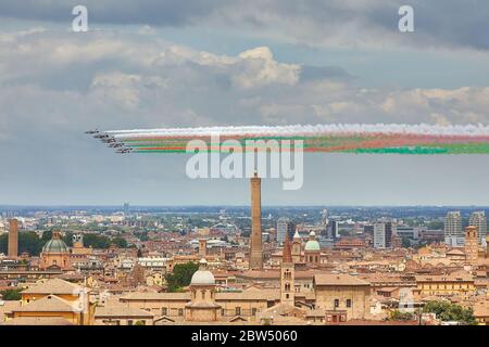 Bologna, Italia. 29 maggio 2020. Il team aeronautico italiano, frecce Tricolori, sorvola Bologna come parte delle celebrazioni per il 74a anniversario della proclamazione della Repubblica Italiana il 29 maggio 2020 a Bologna. Credit: Massimiliano Donati/Alamy Live News Foto Stock