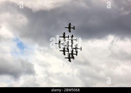 Bologna, Italia. 29 maggio 2020. Il team aeronautico italiano, frecce Tricolori, sorvola Bologna come parte delle celebrazioni per il 74a anniversario della proclamazione della Repubblica Italiana il 29 maggio 2020 a Bologna. Credit: Massimiliano Donati/Alamy Live News Foto Stock