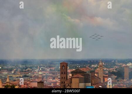 Bologna, Italia. 29 maggio 2020. Il team aeronautico italiano, frecce Tricolori, sorvola Bologna come parte delle celebrazioni per il 74a anniversario della proclamazione della Repubblica Italiana il 29 maggio 2020 a Bologna. Credit: Massimiliano Donati/Alamy Live News Foto Stock