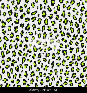 Stampa leopardata stile retro senza cuciture anni '80 con macchie verdi su sfondo bianco. Illustrazione vettoriale animale ripetizione del modello di superficie. Stile punk rock Illustrazione Vettoriale