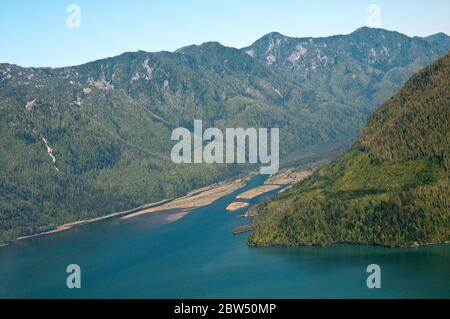 Una vista aerea della foce e dell'estuario dei fiumi Kilbella e Chuckwalla nell'Oceano Pacifico, la Foresta pluviale di Great Bear, la Columbia Britannica, Canada Foto Stock