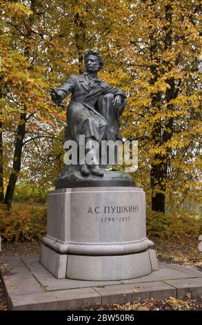 Monumento al villaggio Alexander Pushkin a Pushkinskiye Gory (Pushkin Montagne ). Oblast di Pskov. Russia Foto Stock