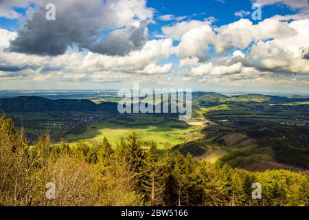 Vista da velky javornik sulle montagne beskydy a frenstat pod radhostem nella repubblica ceca. Il cielo blu è ricoperto di nuvole scure. Foto Stock