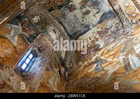 Interno della Chiesa episcopale Nikortsminda interamente coperto con affreschi del 17 ° secolo, Nikortsminda, Racha regione, Georgia Foto Stock