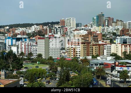 Quartiere moderno sulla collina orientale di Quito, Ecuador Foto Stock