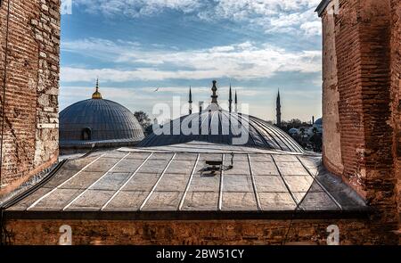 Vista delle cupole dall'interno della Basilica di Santa Sofia Foto Stock