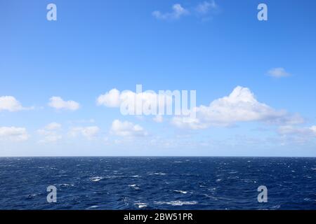 orizzonte visto da una nave da crociera nell'oceano pacifico in una giornata di sole Foto Stock