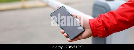 Barra di limitazione per la commutazione dello smartphone con presa a mano maschio Foto Stock