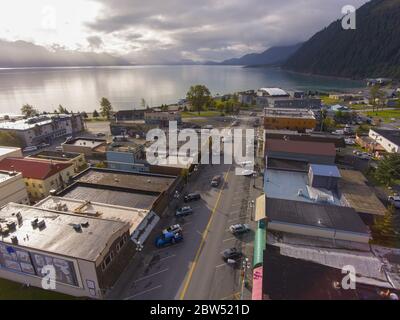 Vista aerea del centro di Seward e del lungomare di Fall, Seward, Kenai Peninsula, Alaska, USA. Seward è una città situata nella baia di Resurrection fiordo. Foto Stock