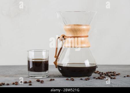 Dispositivo per preparare il caffè utilizzando un filtro. Primo piano sul tavolo. Foto Stock