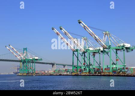 Gru a portale giganti presso il terminal dei container di Long Beach Foto Stock