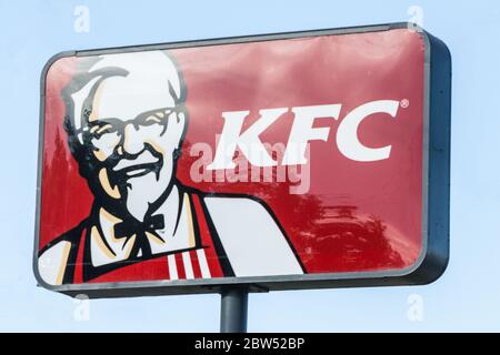 Un cartello per un negozio KFC a Modesto California USA Foto Stock