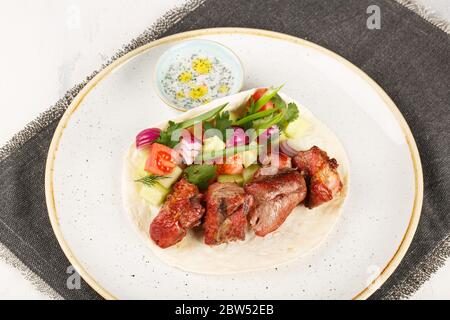 Spiedini di maiale cucinati in forno josper. Foto Stock