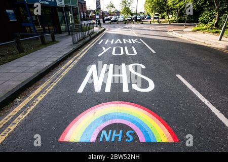 Segnaletica stradale dipinta di recente grazie NHS e un arcobaleno sono stati dipinti fuori di un centro medico a Manchester per ringraziare tutto il personale di prima linea NHS.