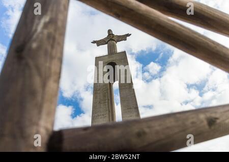 Cristo Re (Almada), Portogallo. Bellissimo scatto artistico. Monumento cattolico dedicato al Sacro cuore di Gesù Cristo che domina Lisbona Foto Stock